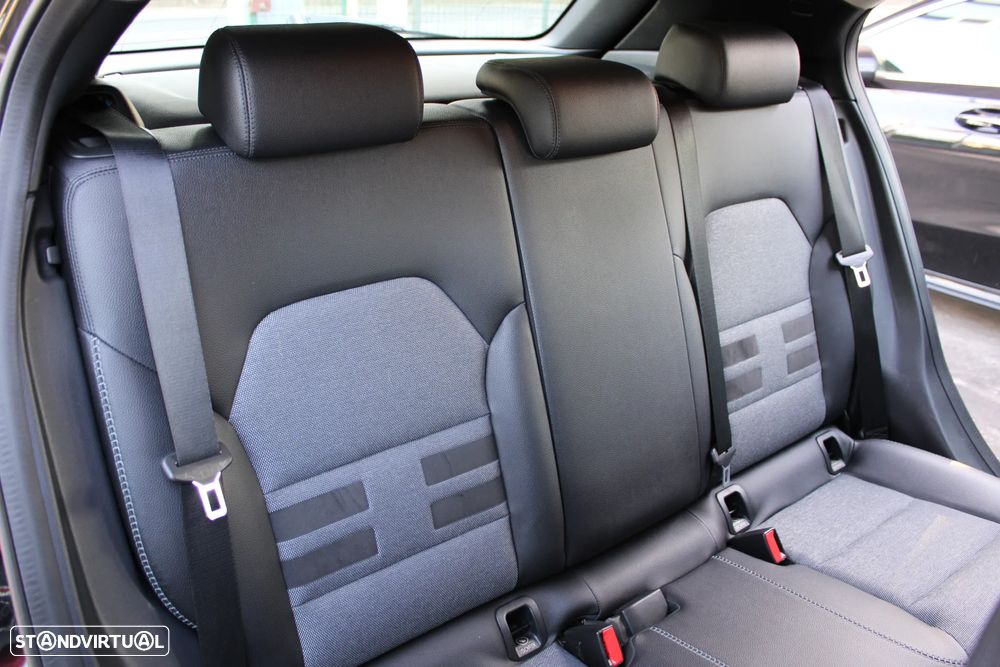 Mercedes-Benz GLA 180 d 7G-DCT Urban - 40