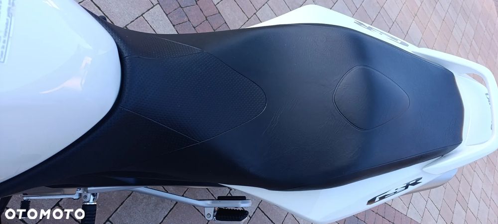 Suzuki GSR - 10