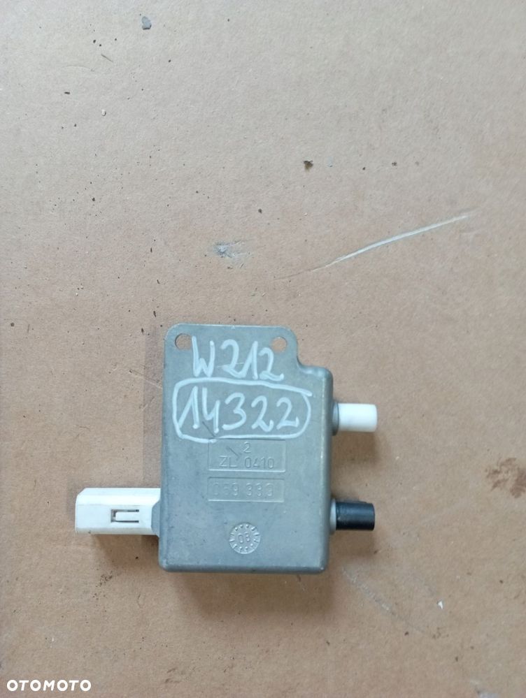 MERCEDES W212 WZMACNIACZ ANTENY A2128208889 - 1