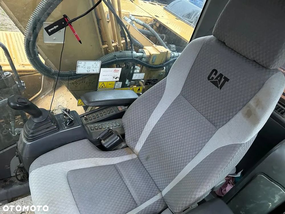 Caterpillar CAT 323D - 7