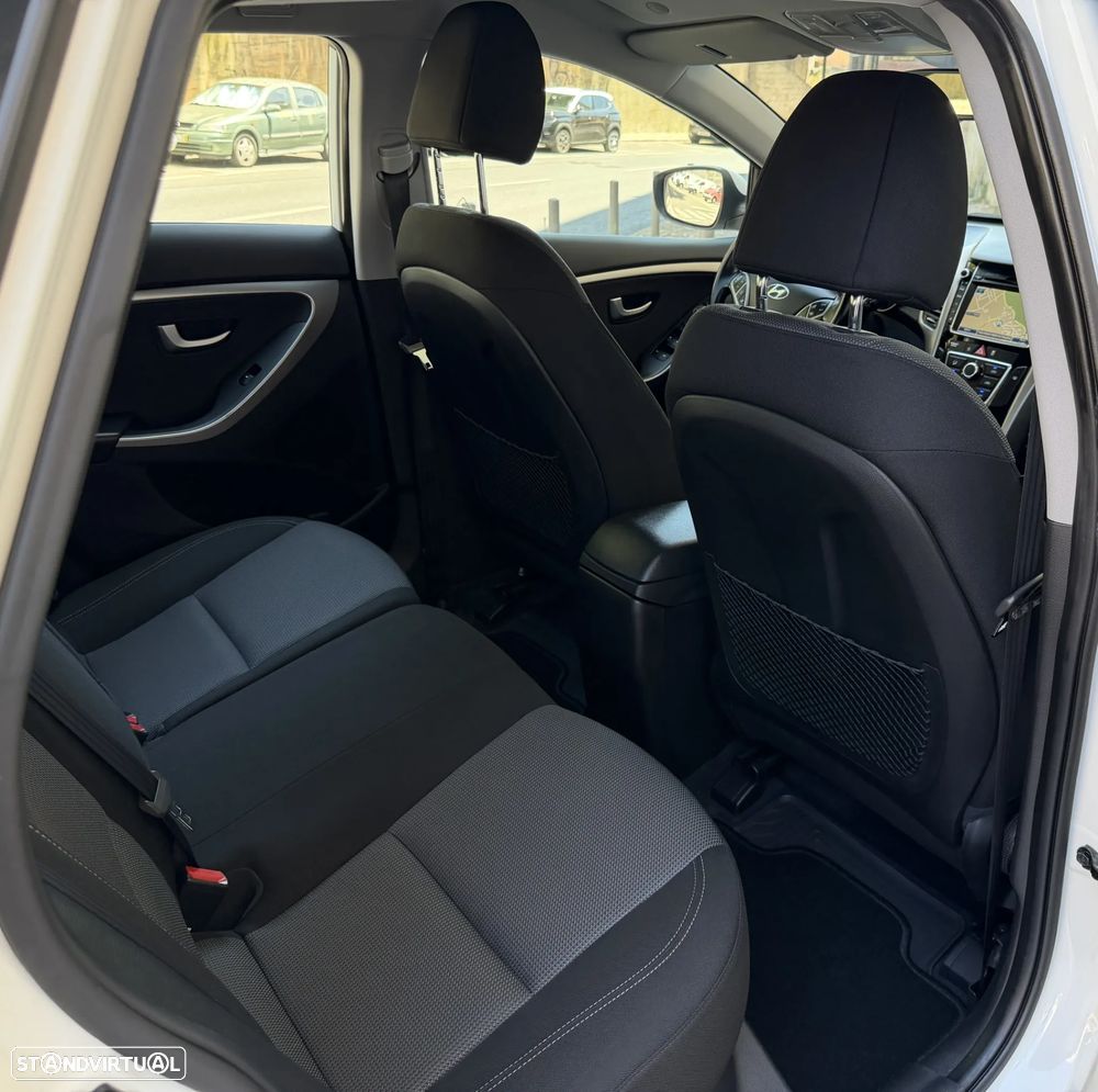 Hyundai i30 SW 1.6 CRDi Comfort+Navi - 23