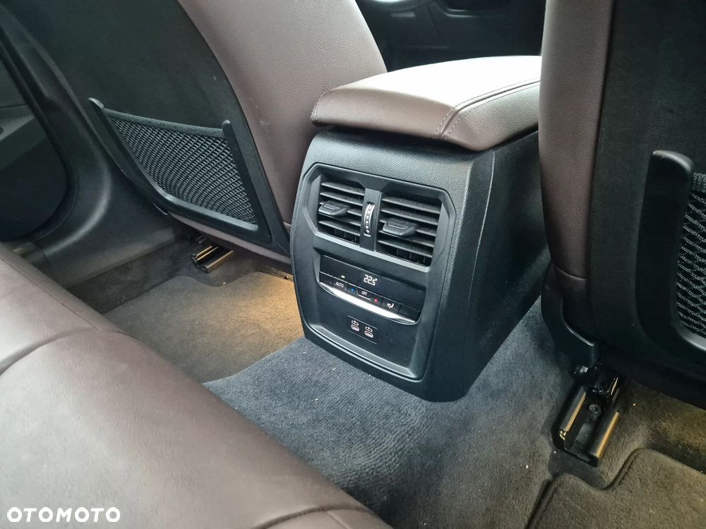 BMW Seria 3 318d Sport Line Shadow - 12