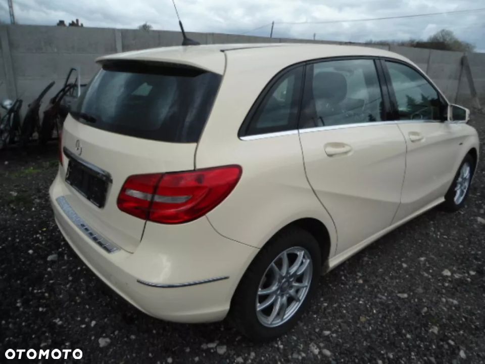 MERCEDES W246 B KLASA CWIARTKA BLOTNIK TYL L/R 623 - 2