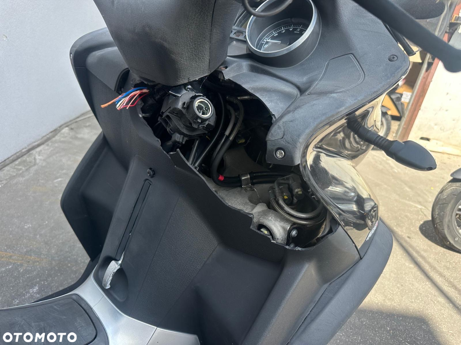 Piaggio MP-3 - 9