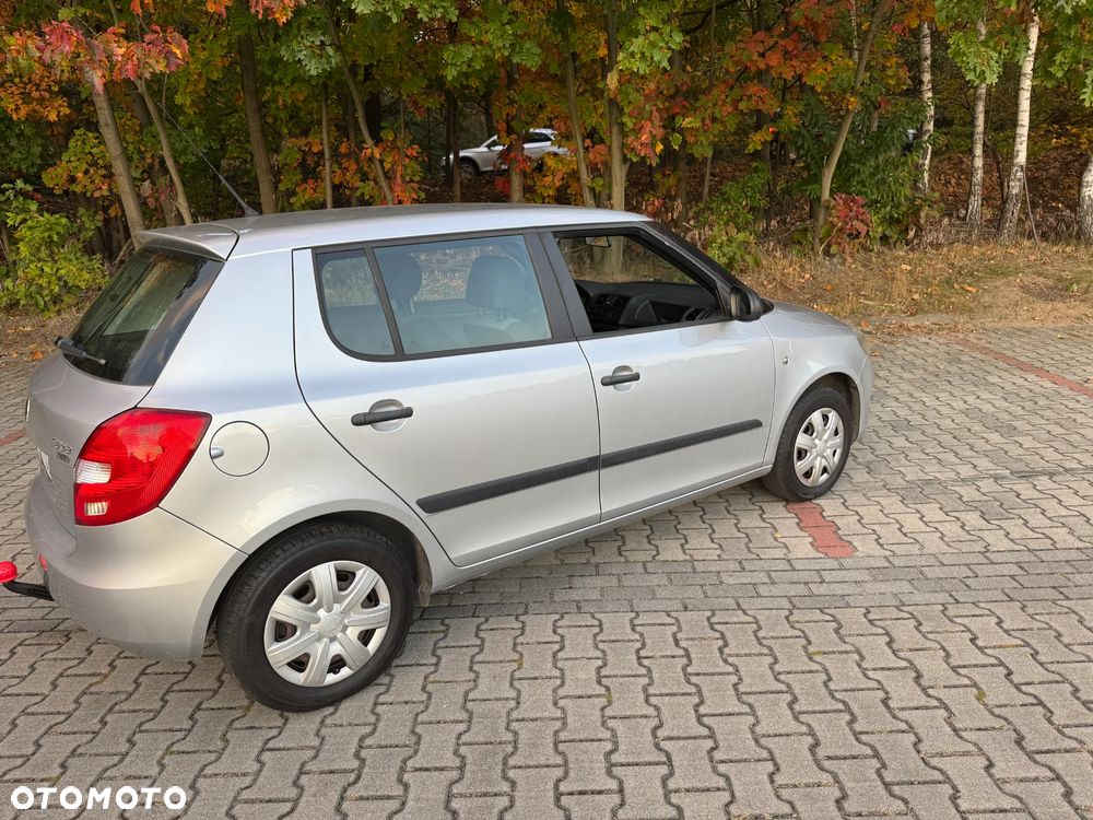 Skoda Fabia 2011 photo 2