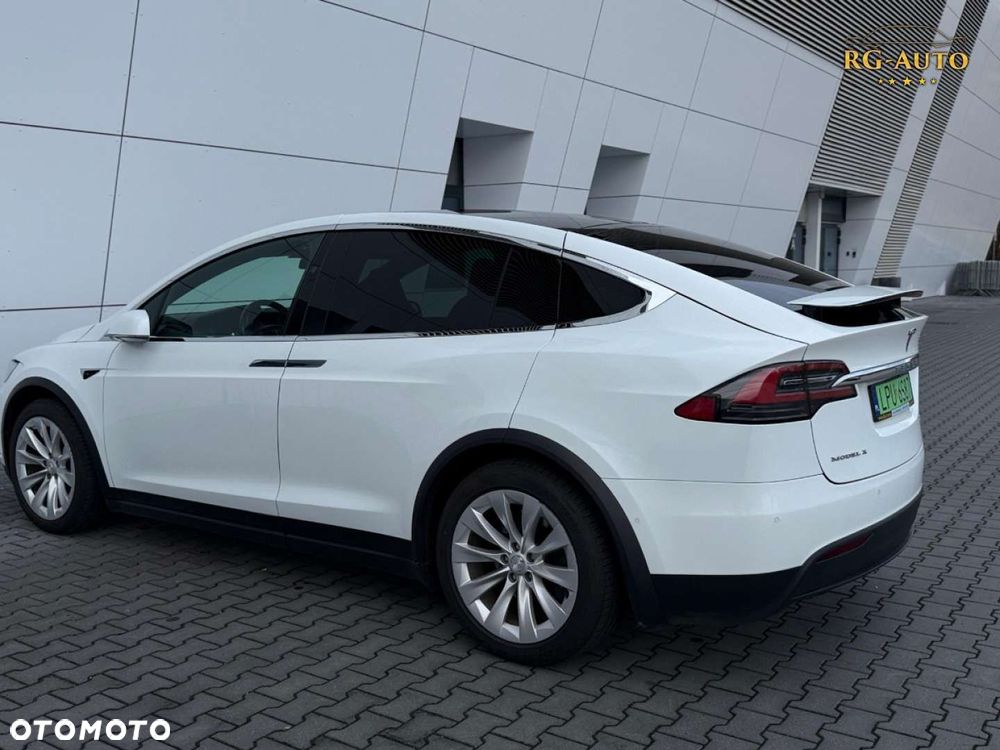 Tesla Model X - 16