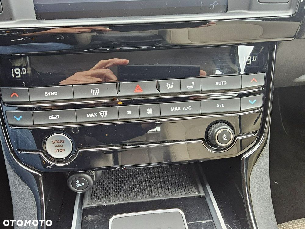 Jaguar XE 2.0 D AWD Portfolio - 15