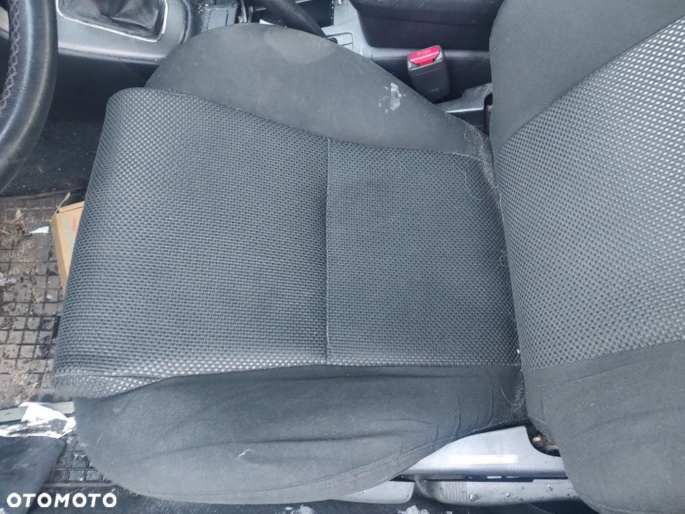 TOYOTA AVENSIS T25 FOTEL PRZÓD LEWY - 1