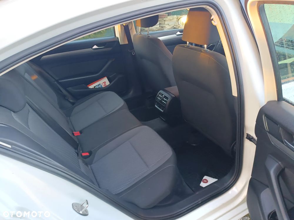 Volkswagen Passat 1.6 TDI BMT Comfortline - 11
