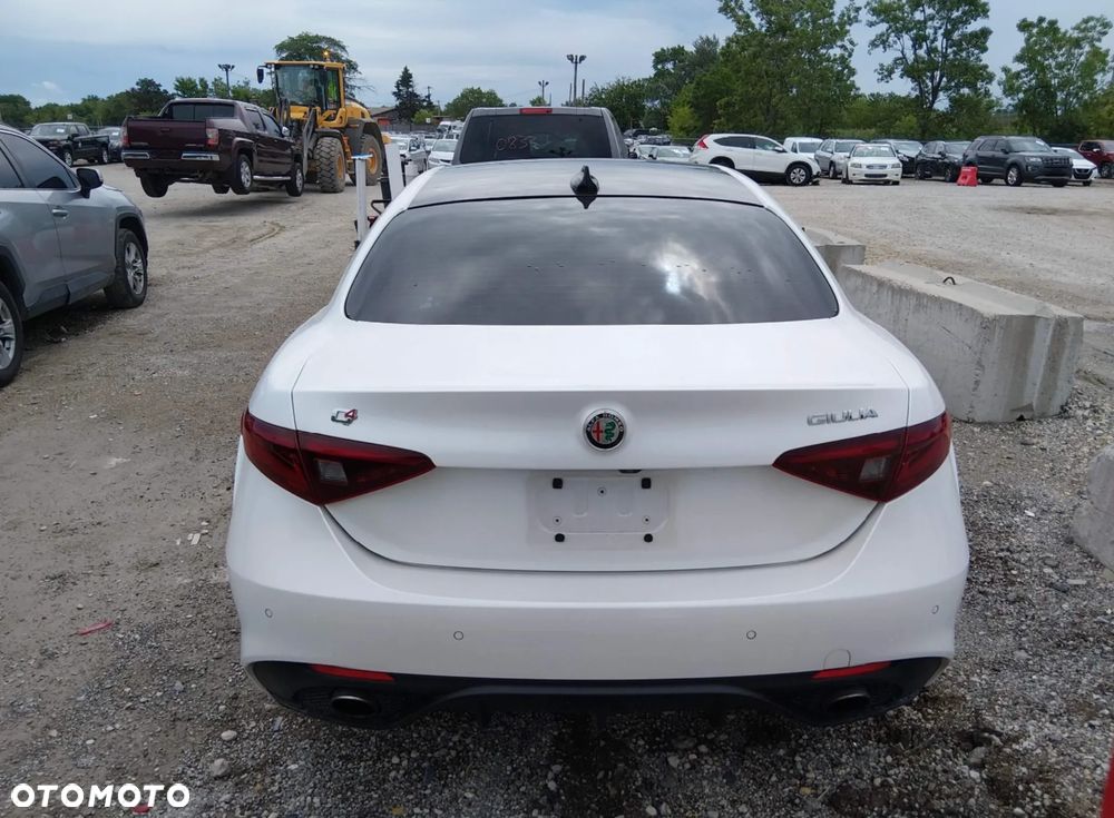 Alfa Romeo Giulia 2.0 Turbo 16V AT8-Q4 Ti - 4