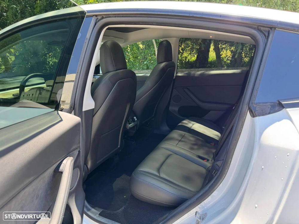 Tesla Model Y Long Range Dual Motor AWD - 29