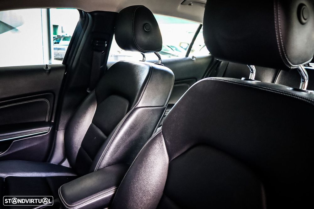 Mercedes-Benz GLA 180 d Urban - 19