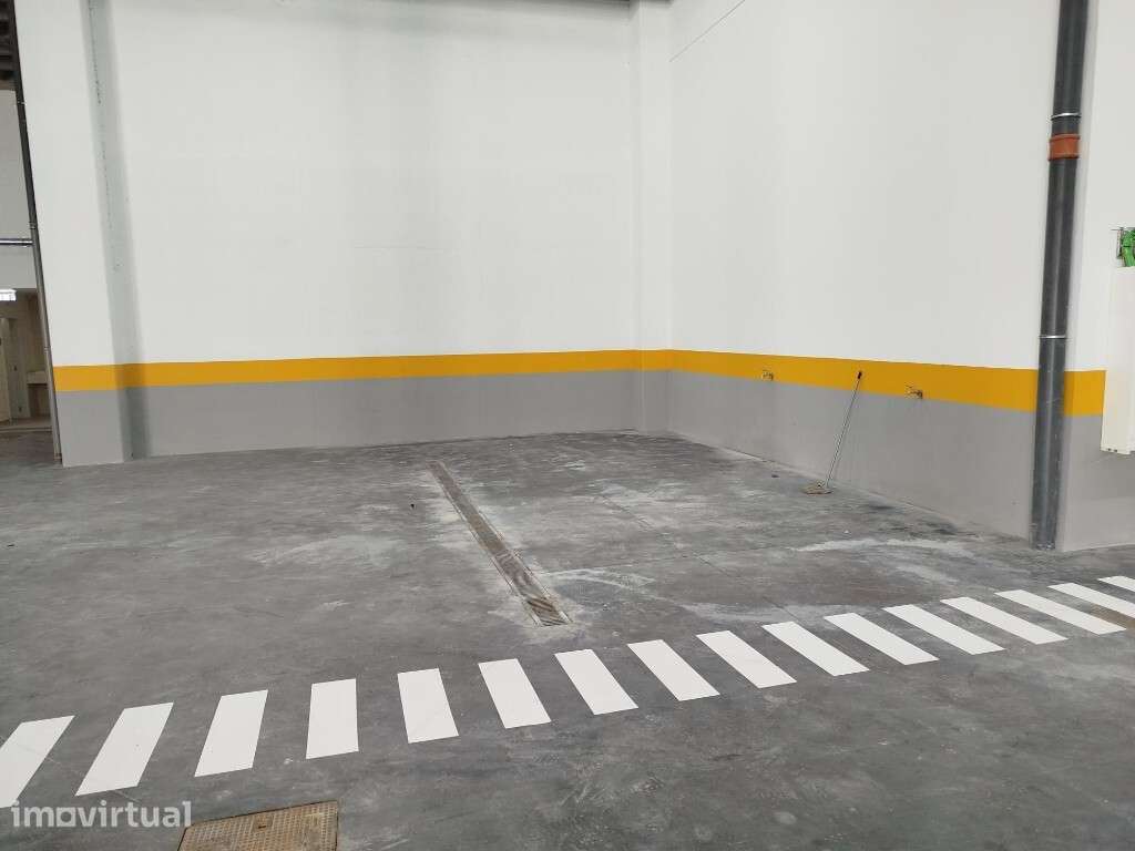 Armazém para arrendar no Prior Velho - Grande imagem: 4/14