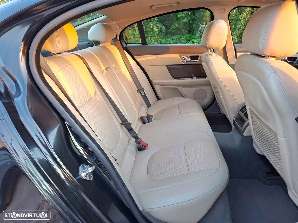 Jaguar XF 2.7 D V6 Premium Luxury - 27