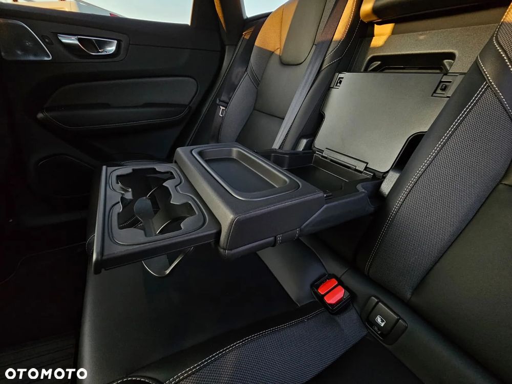 Volvo XC 60 T6 Plug-In Hybrid AWD R-Design - 28