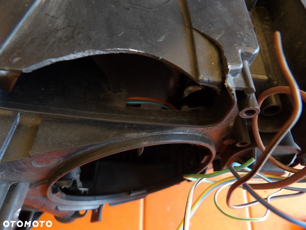 BMW - F10 - H7 - PĘKNIĘTE SZKŁO I OBUDOWA - PRAWA LAMPA PRZEDNIA - UK - 7203242 - 8