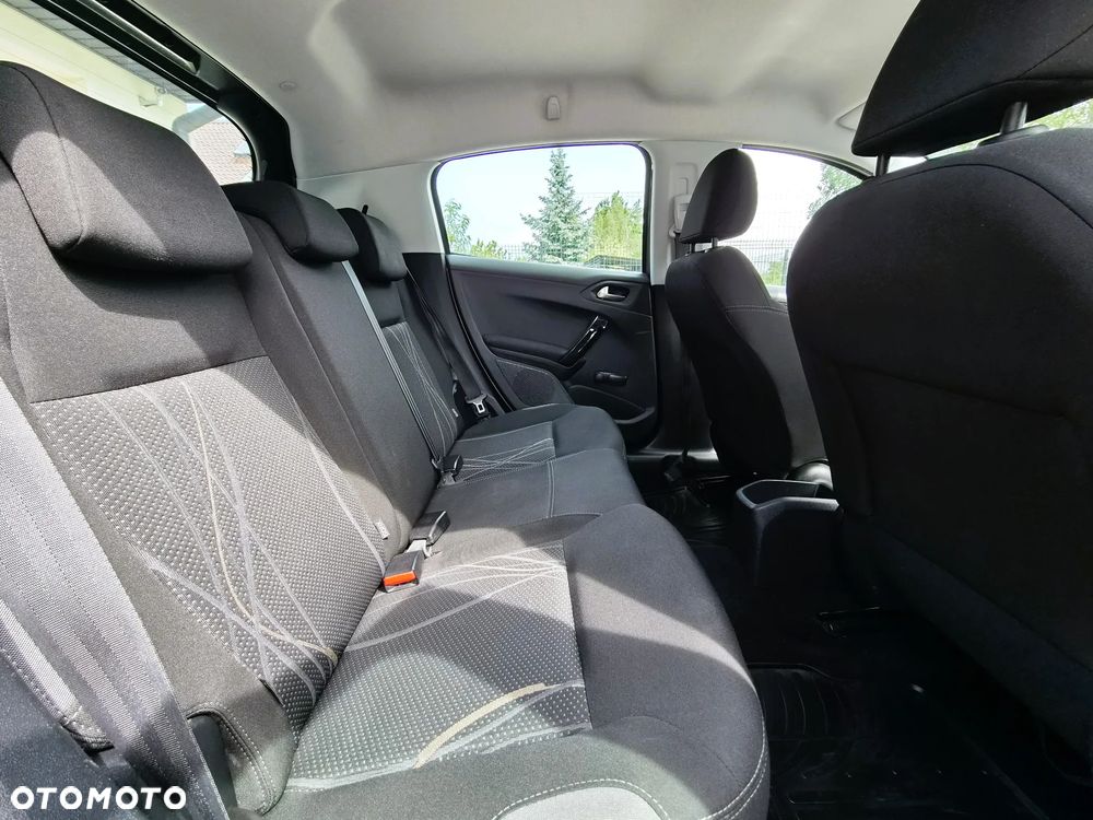 Peugeot 208 - 8