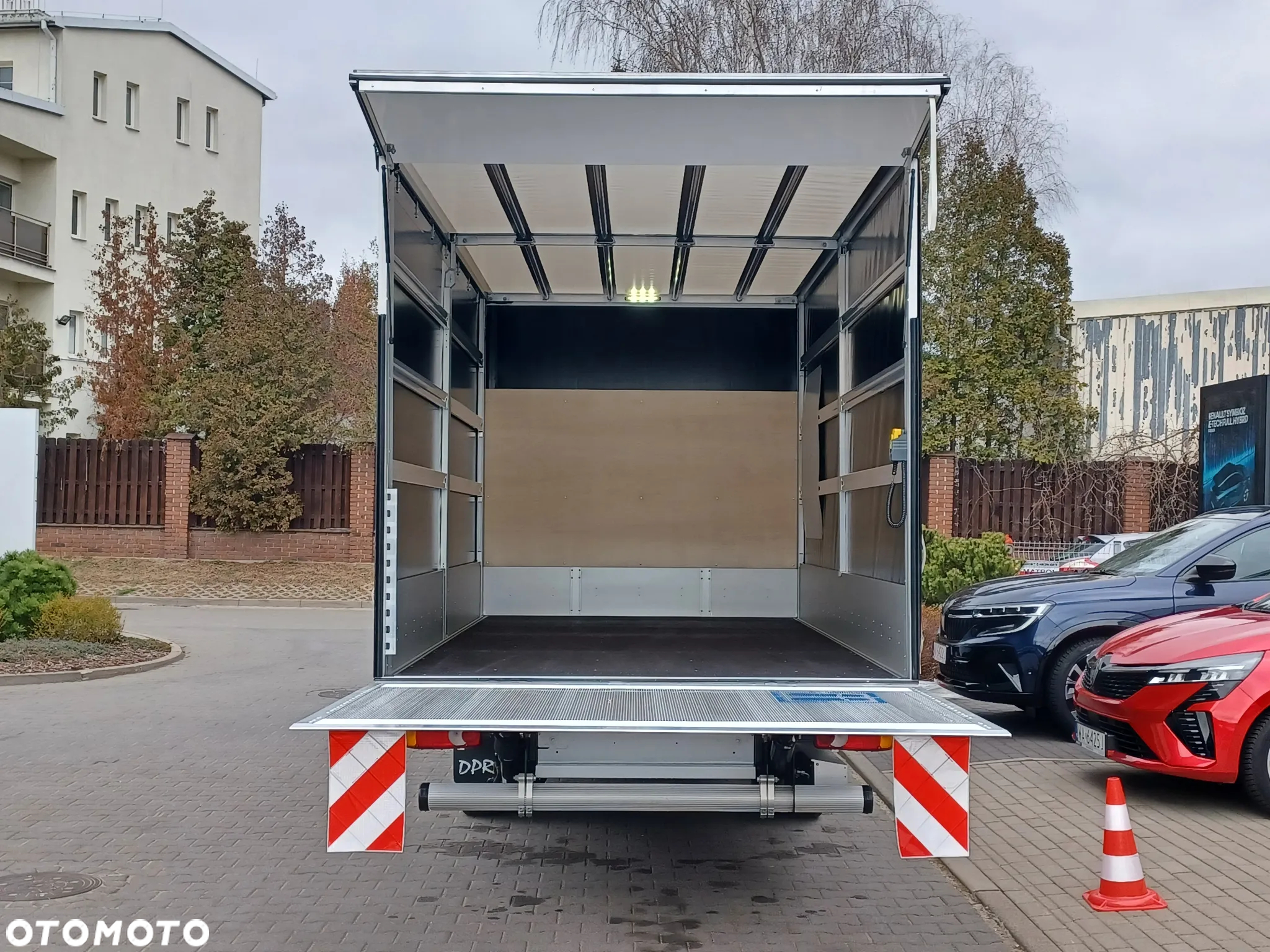 Renault Master skrzynia z windą - 2