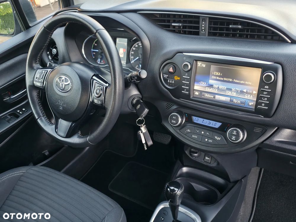 Toyota Yaris Hybrid 100 Business Edition - 10