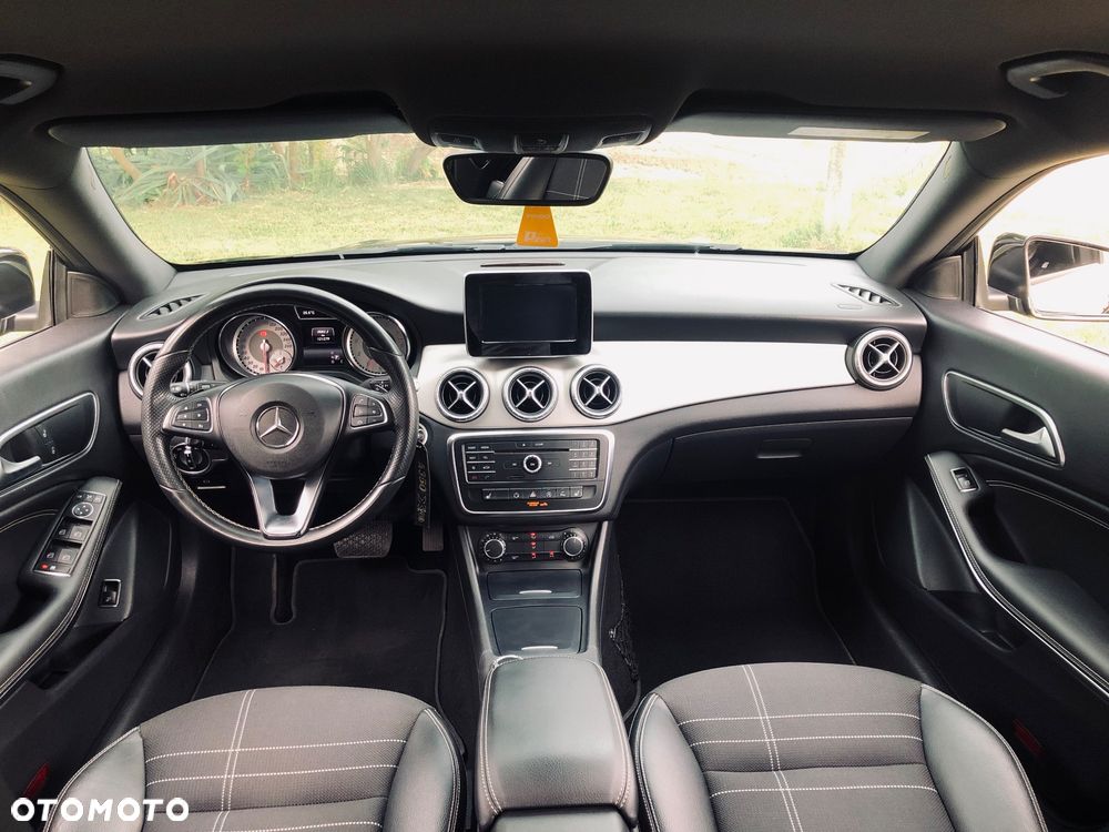 Mercedes-Benz CLA 180 7G-DCT Urban - 30