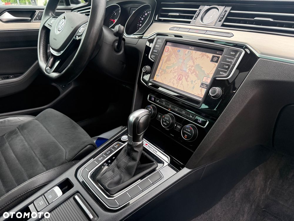 Volkswagen Passat 2.0 TDI SCR 4Motion DDG Highline - 13