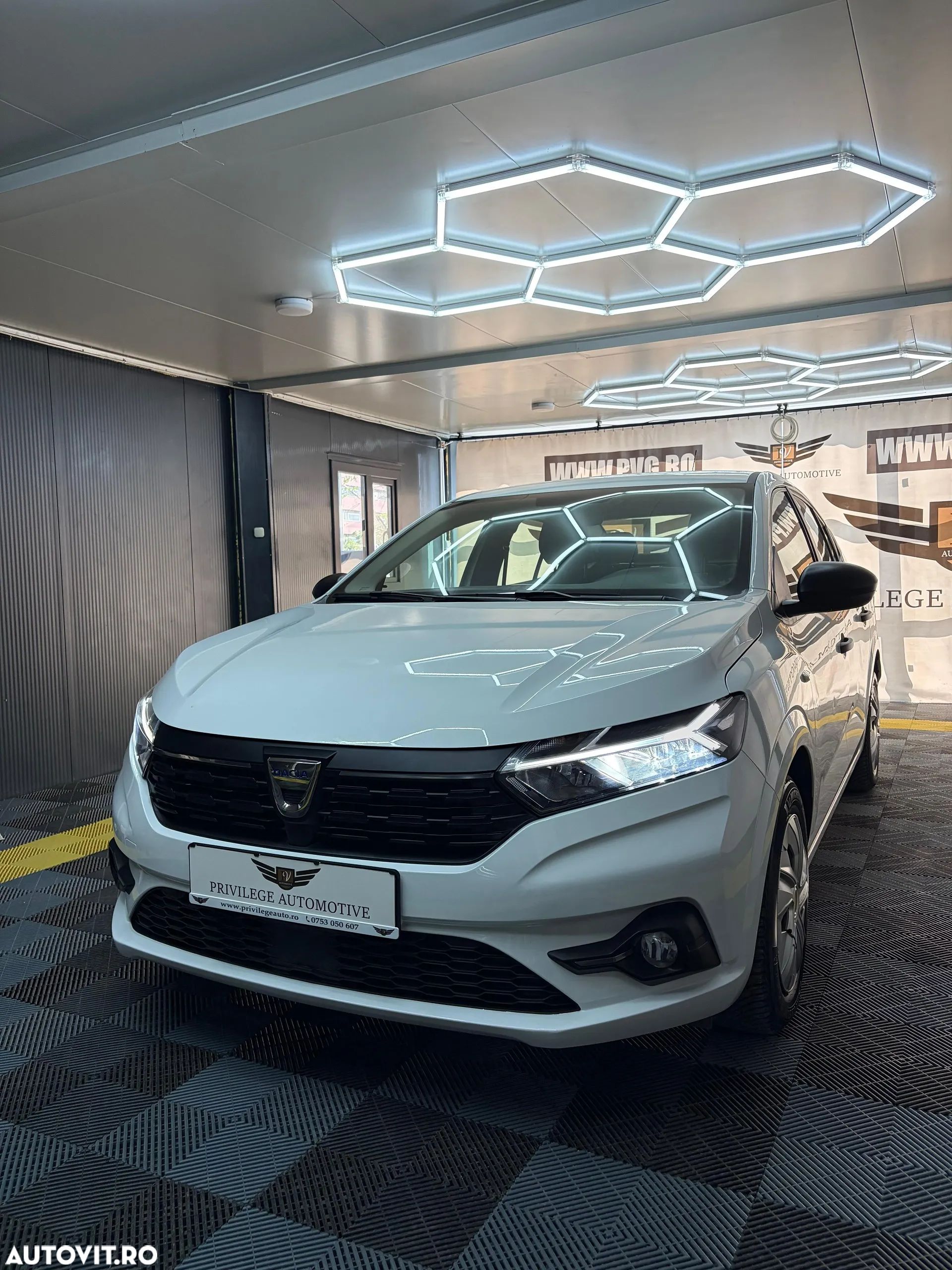 Dacia Logan TCe 90 Essential - 1