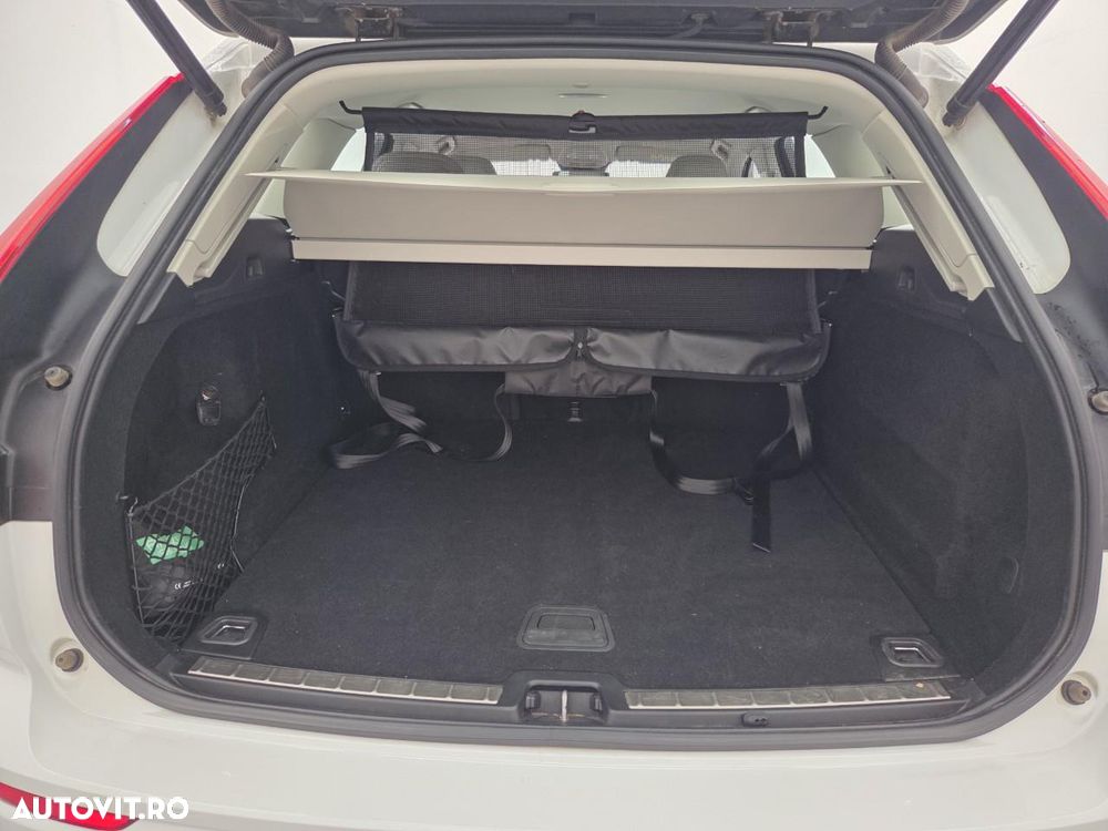 Volvo XC 60 B4 MHEV AT8 AWD Momentum Pro - 15