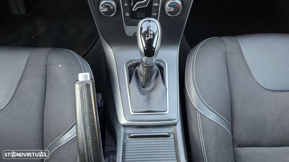 Volvo V40 2.0 D2 Momentum Geartronic - 28