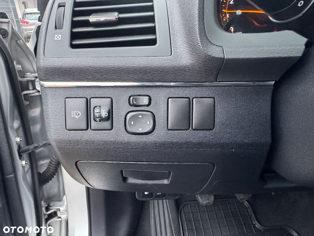 Toyota Avensis 1.6 Comfort - 26