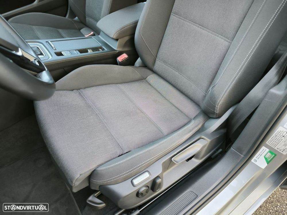 VW Passat 2.0 TDI Business P.DSG - 25