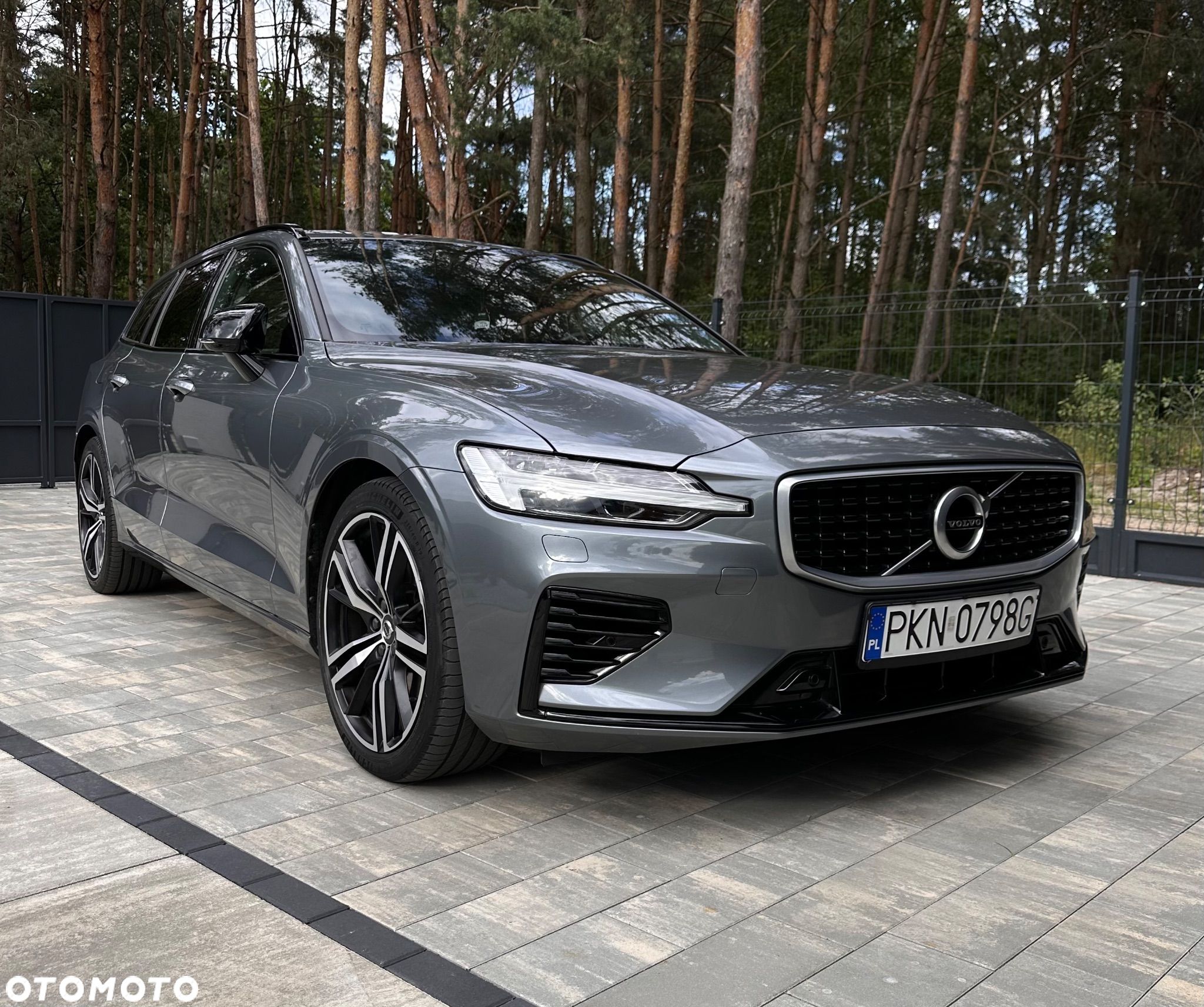 Volvo V60 T8 AWD Plug-In Hybrid R-Design - 1