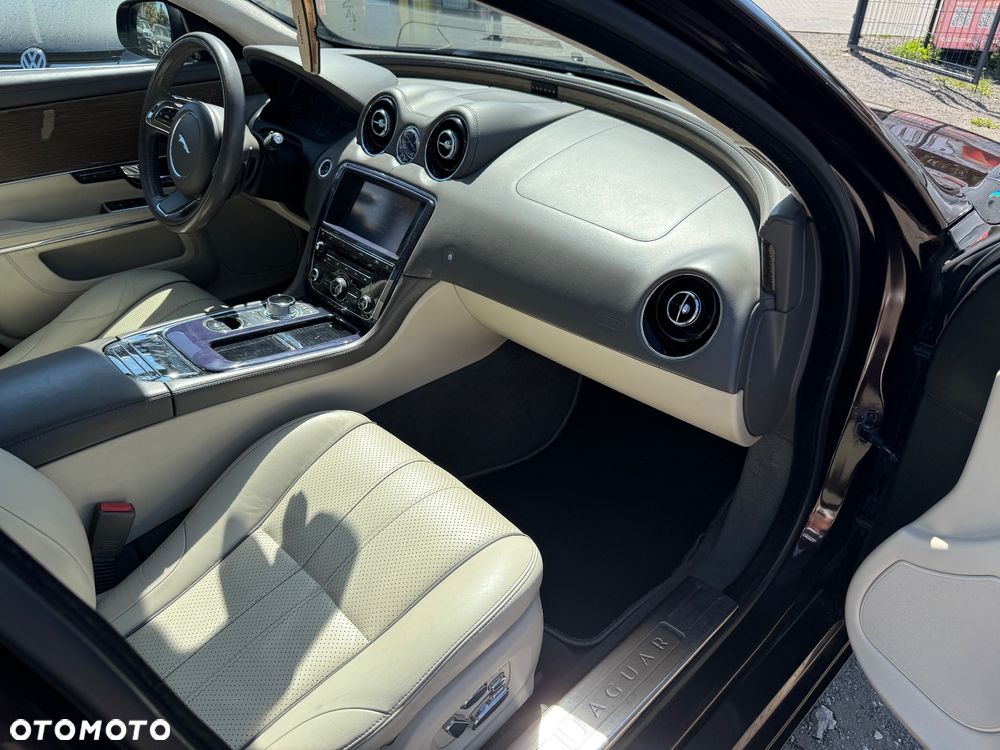 Jaguar XJ 3.0 D V6 LWB Premium Luxury - 18