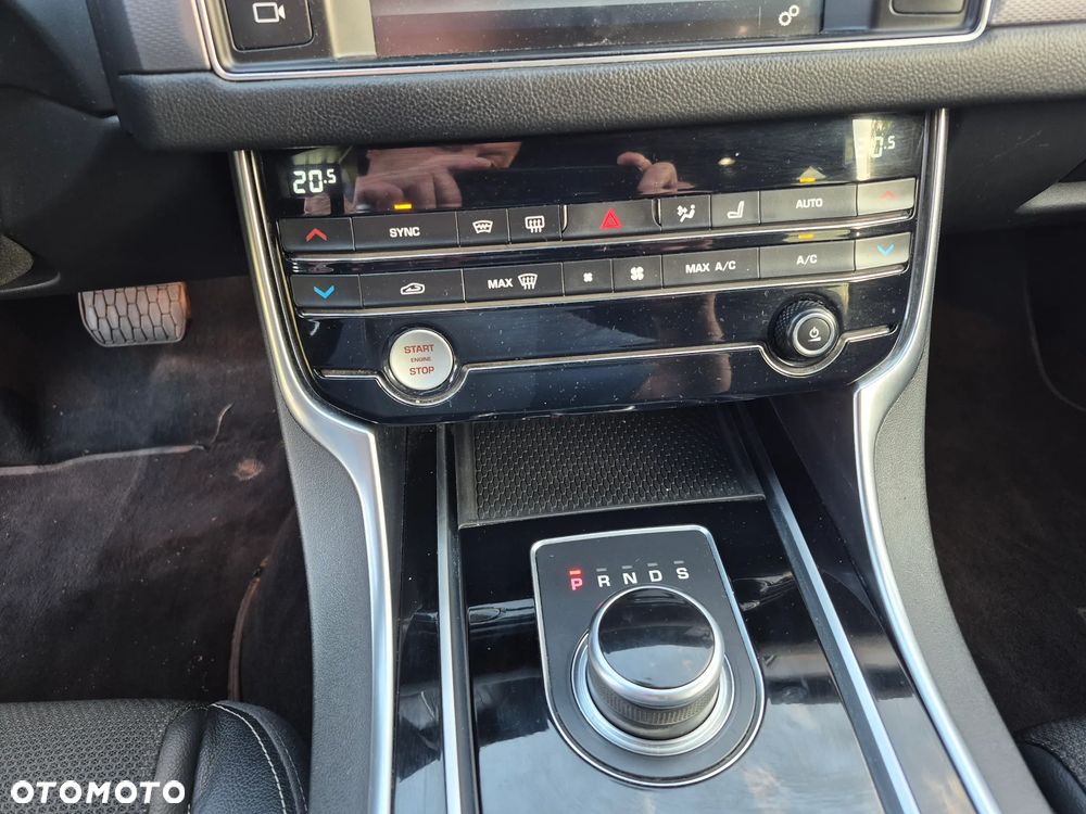 Jaguar XF 20d AWD R-Sport - 22