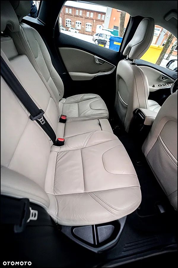 Volvo V40 D2 Summum - 34