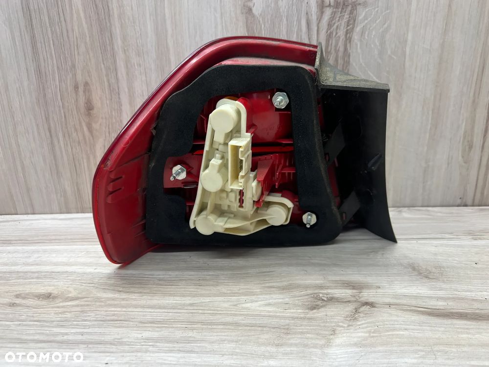 LAMPA TYLNA PRAWA BMW E90 - 2