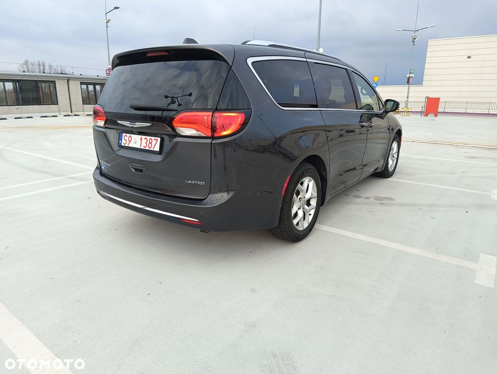 Chrysler Pacifica - 4