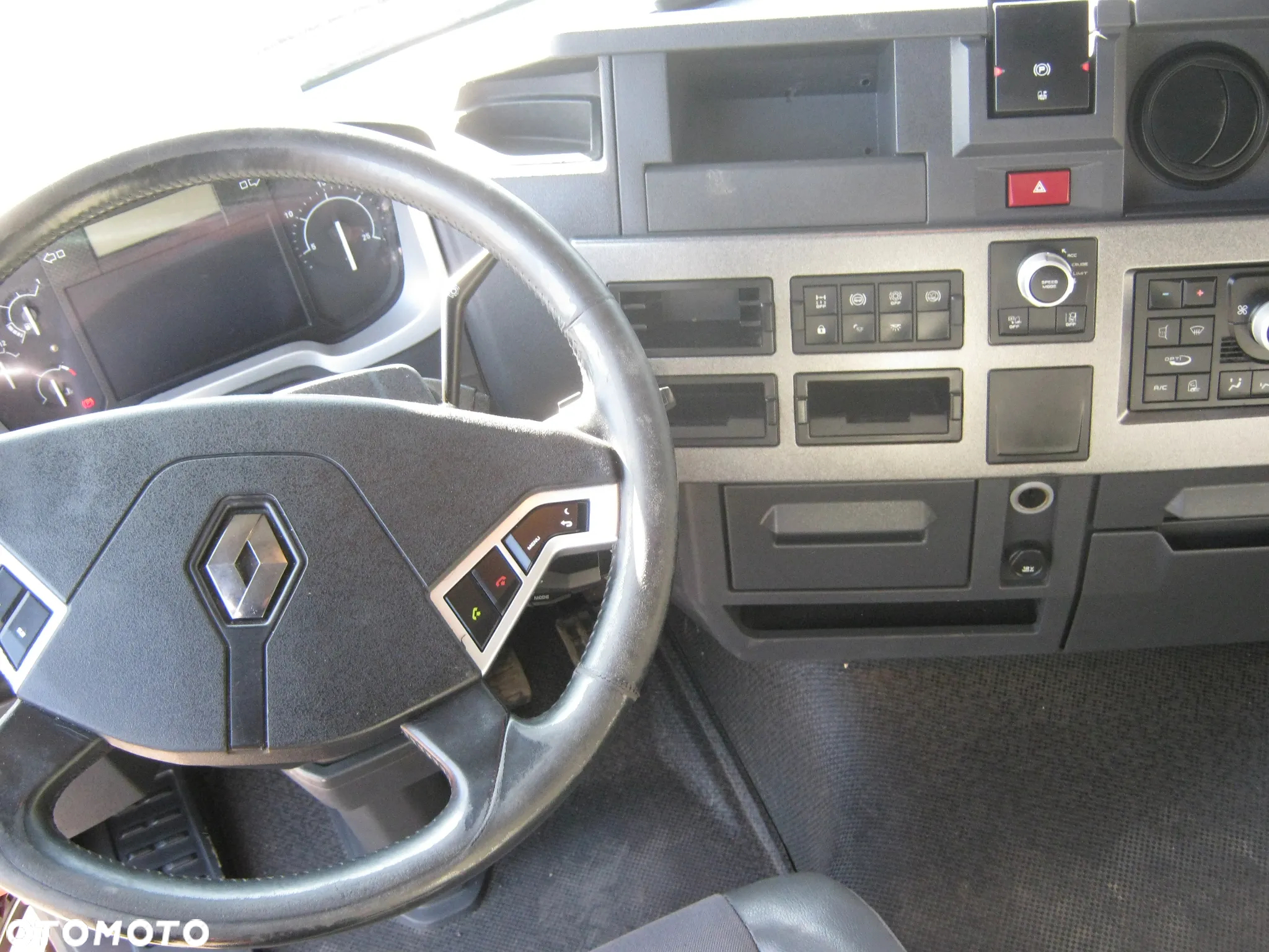 Renault T-440 - 10