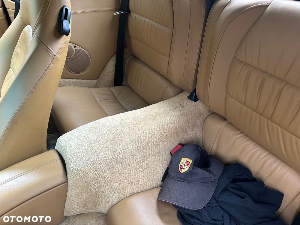 Porsche 911 Carrera 4 - 22