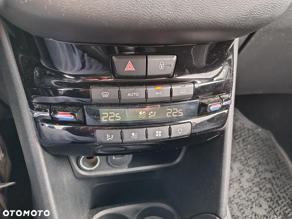 Peugeot 208 - 32