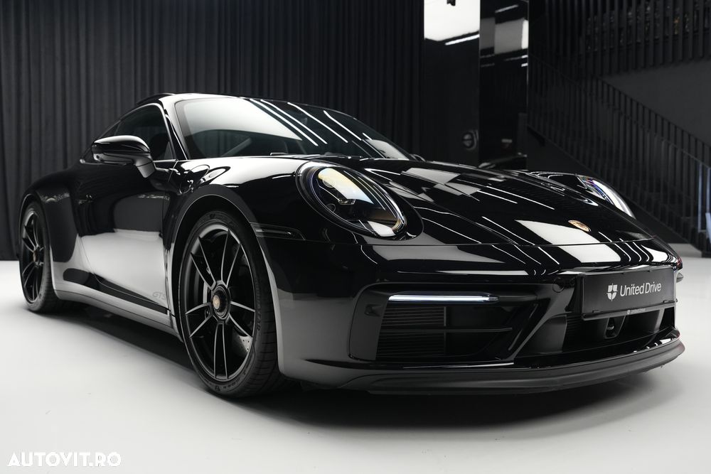Porsche 911 Carrera 4 GTS PDK - 37