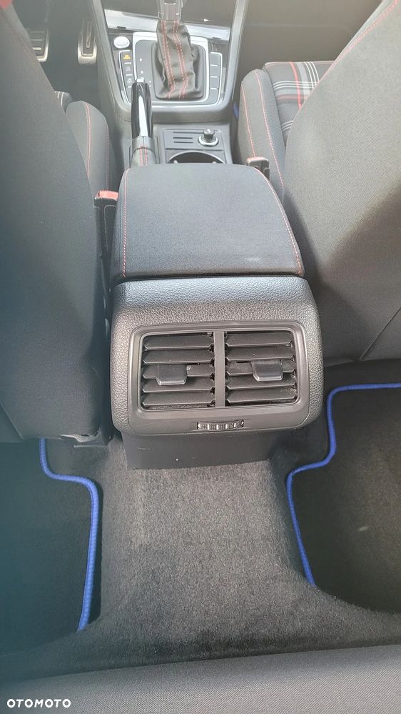Volkswagen Golf - 28
