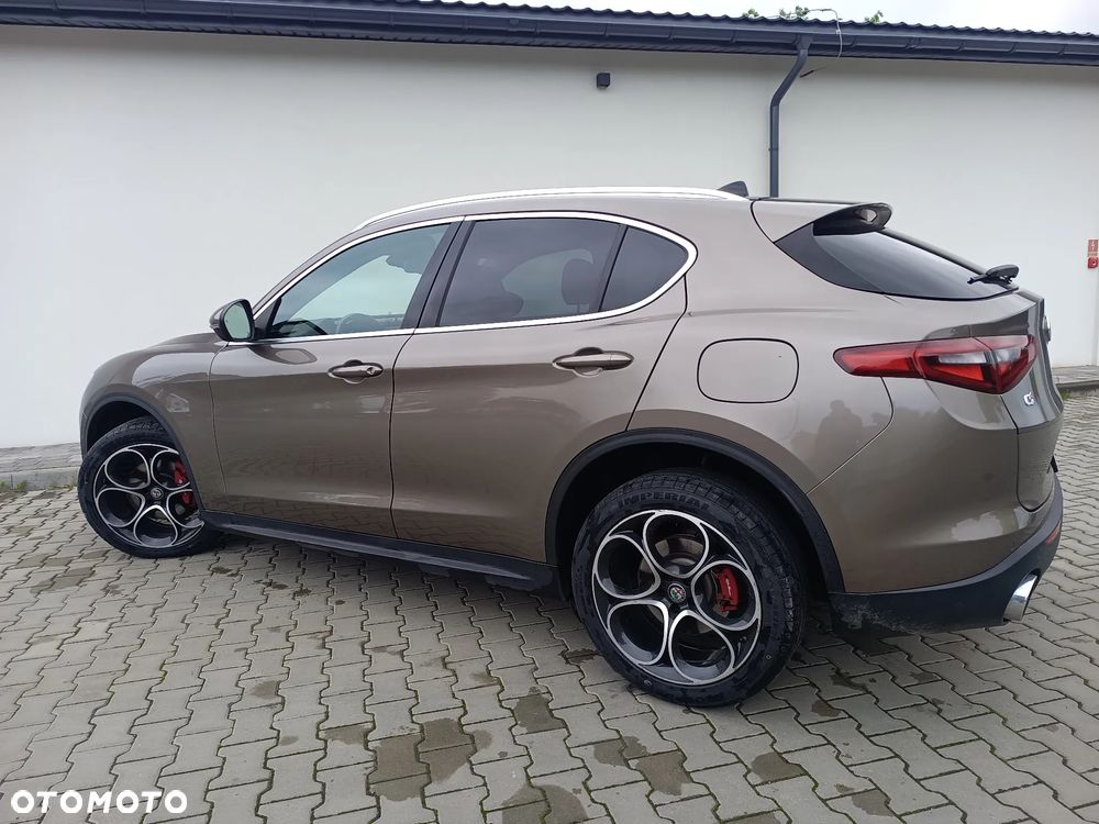 Alfa Romeo Stelvio 2.0 Turbo 16V AT8-Q4 Lusso Ti - 4
