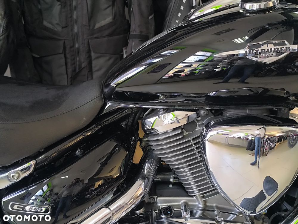 Suzuki Intruder - 12