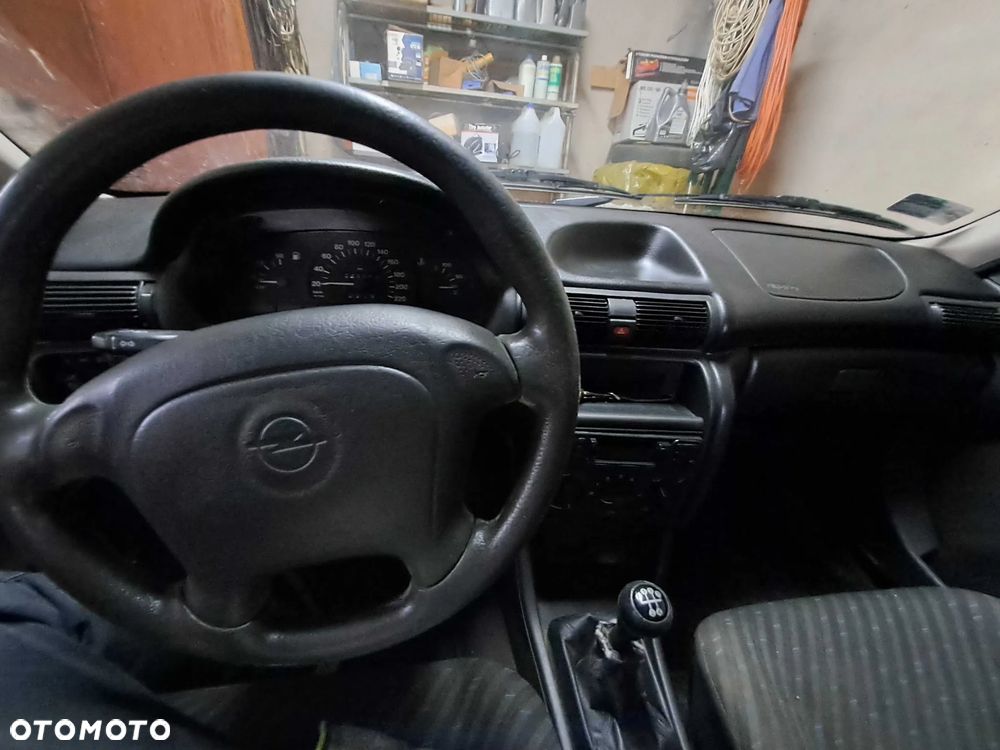 Opel Astra 1.6 GL - 8