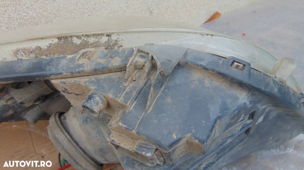 Faruri Toyota Yaris an 2006 cod 89900736 cu defect - 6