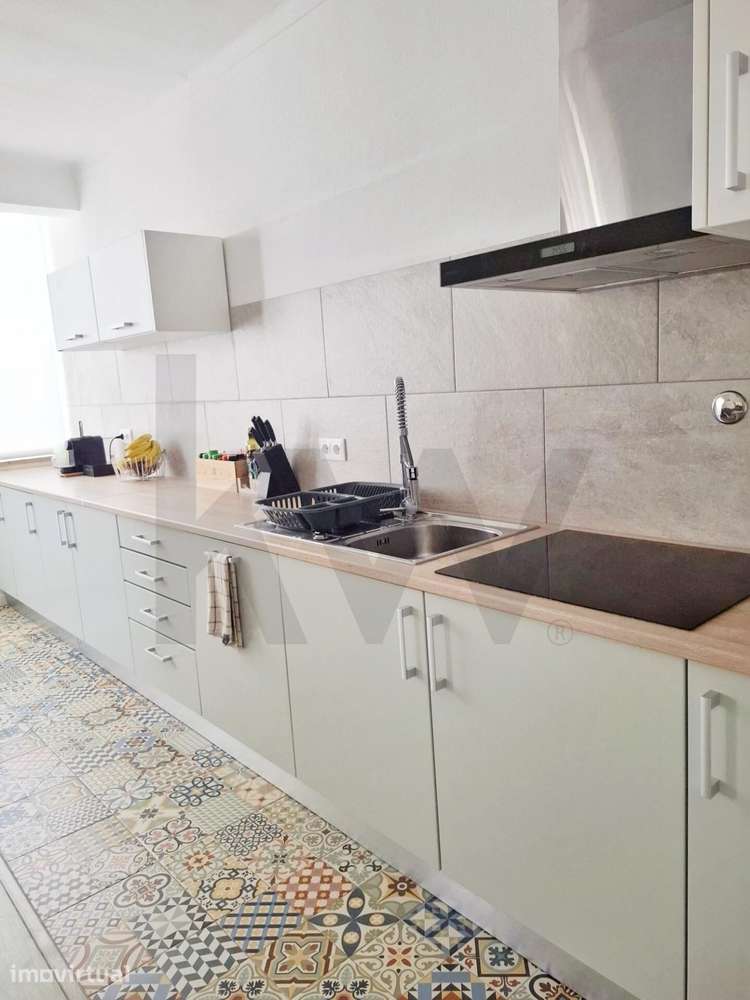 Apartamento T3 Totalmente Remodelado em Condomínio com Piscina e Campo - Grande imagem: 2/30