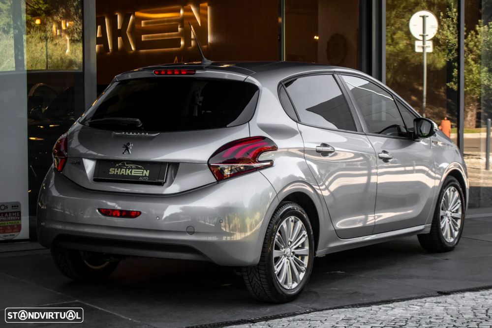 Peugeot 208 1.2 PureTech Signature - 4