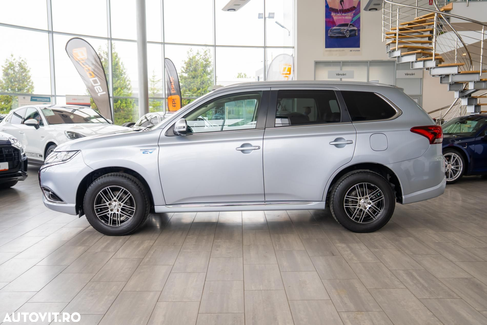 Mitsubishi Outlander 2.0 4WD Plug-In Hybrid Top - 10