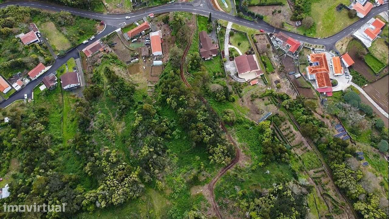 Vende-se terreno com 43.000 m2, localizado na Urzelina, concelho de Ve - Grande imagem: 4/9