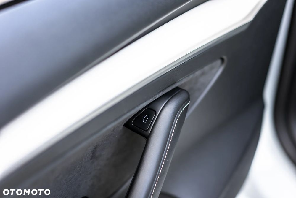 Tesla Model 3 AWD - 16